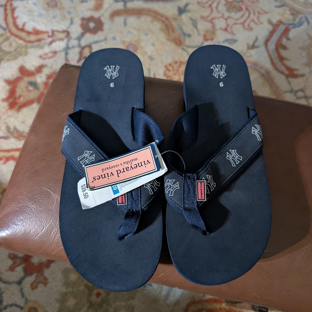 Vineyard Vines Yankees Navy Flip Flops with Logo, 9 - Picture 2 of 5